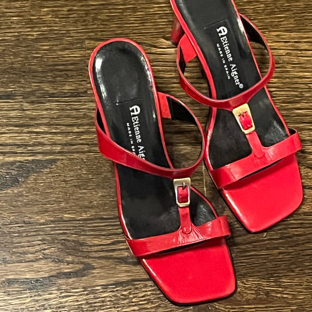 cute Red SZ 6 Etienne Aigner (never worn)
